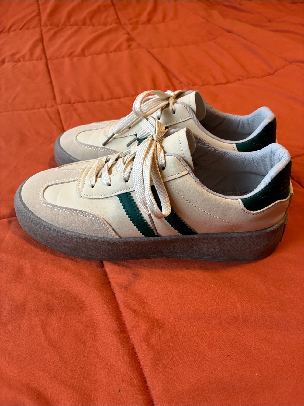 Men’s Cream Lace-Up Sneakers with Green Side Stripes, Size 8.5 Wide